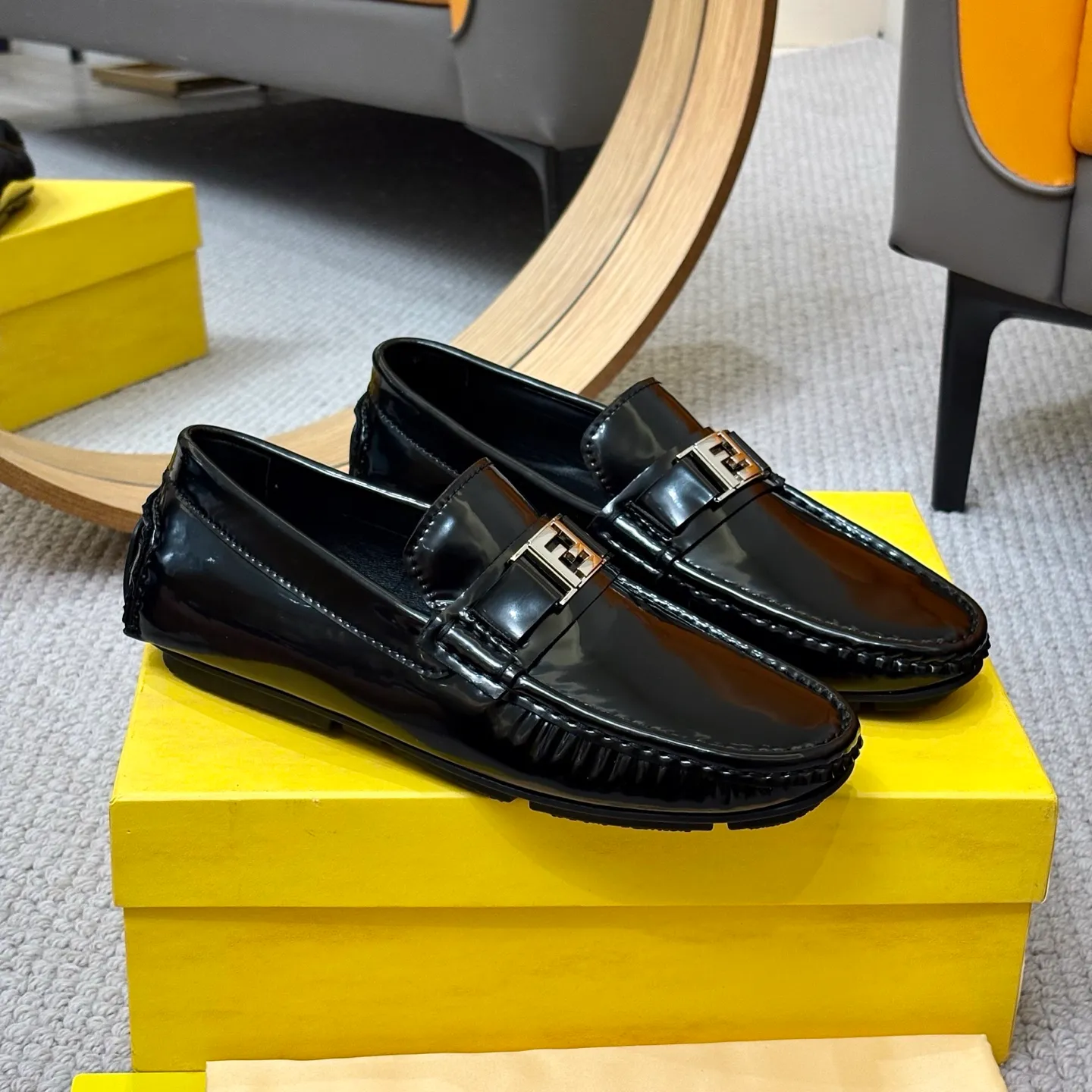 Men's shoes 💰420 [FENDI Fendi] 2⃣️0⃣️2⃣️5️⃣New Milan men's fashion lazy catwalk style ✅ fashionable casual beanie shoes, imported calfskin fabric, super smooth texture, sweat-absorbent and breathable, (sheepskin lining). Metal LOGO on the shoe body, Medusa avatar, irregular avatar, high-end craftsmanship logo✅ French Loft set foot design style 👟Low-key and elegant, great on-foot effect... Men's shoe size: 38-46 (4-12)